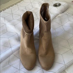 Selling a pair of shoe boots